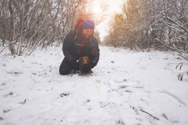 Sakallı uzun yürüyüşe çıkan kimse adam kış orman yolu üzerinde dinlenirken onun köpek, konuşuyor. 