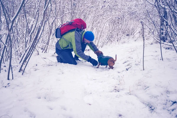 Бородатый Турист Разговаривает Своей Собакой Отдыхая Маршруте Зимнем Лесу — стоковое фото