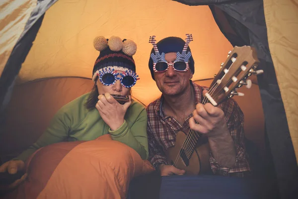 Vrolijke Hipsters Paar Reizen Man Met Vrouw Grappige Bril Ukelele Rechtenvrije Stockfoto's