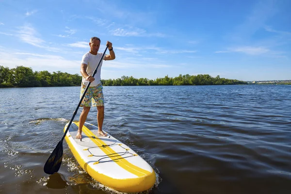 Feliz Hombre Está Remando Una Tabla Sup Gran Río Día — Foto de Stock