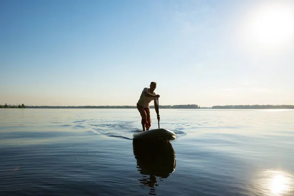 Cara Alegre Remando Uma Prancha Sup Grande Rio Stand Paddle — Fotografia de Stock