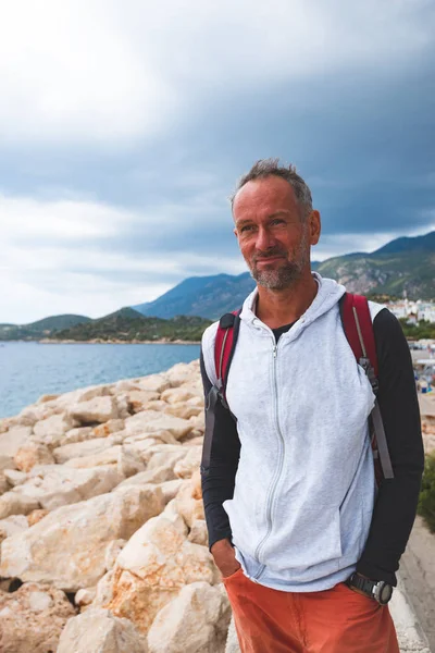 白人男 マリーナ ストームの前に海を眺め歩く旅行者のひげを生やしたし トルコ — ストック写真