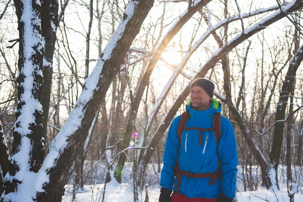 Homme Heureux Voyageur Marchant Dans Forêt Hiver Pendant Les Chutes — Photo