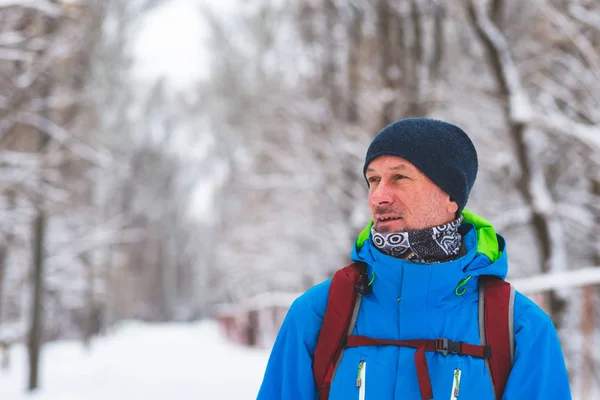 Homme Heureux Voyageur Marchant Dans Forêt Hiver Pendant Les Chutes — Photo