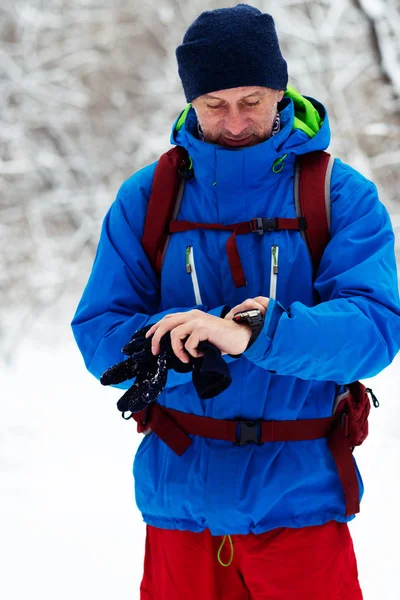 Gelukkig Man Reiziger Kijkt Zijn Horloge Tijdens Het Wandelen Het — Stockfoto