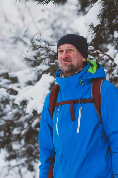 Homem Barbudo Feliz Viajante Andando Floresta Inverno Durante Queda Neve — Fotografia de Stock