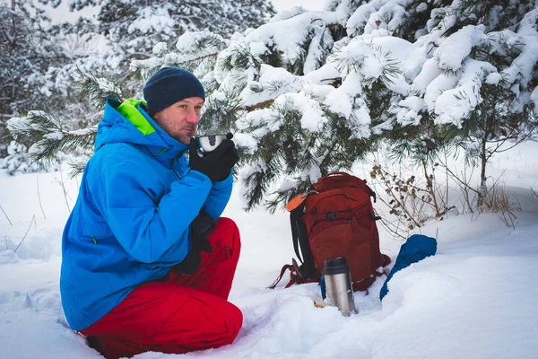 Mutlu Sakallı Adam Rahatlatıcı Kış Ormanda Yürürken Termos Kahve Içme — Stok fotoğraf