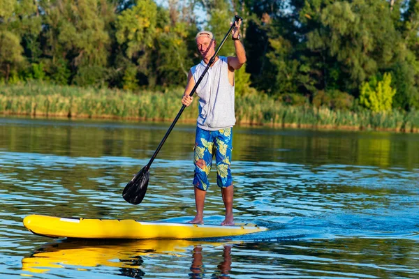 Homme Heureux Entraîne Sur Tableau Sup Sur Une Grande Rivière — Photo