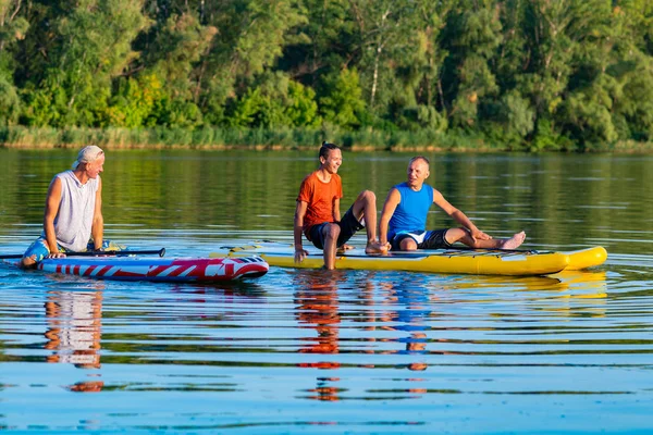 Freudige Freunde Ein Sup Surfer Entspannen Auf Dem Großen Fluss — Stockfoto