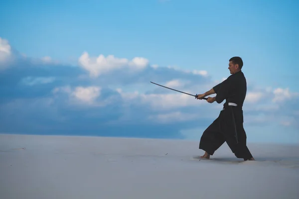 Man Traditional Japanese Clothes Sword Katana Training Martial Arts Desert — Stock Photo, Image