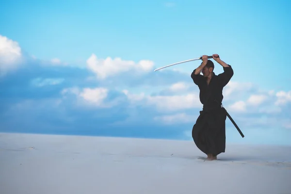 Hombre Con Ropa Tradicional Japonesa Con Espada Katana Está Entrenando Fotos de stock