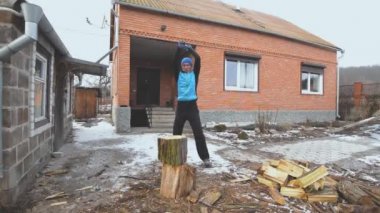 Adam turist ahşap bir ev bahçesinde kış gündüz pirzola. Kırsal yoluyla yolculuk.