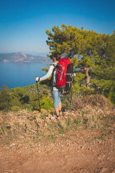 Mulher Viajante Com Mochila Fica Penhasco Admira Incrível Baía Mar — Fotografia de Stock