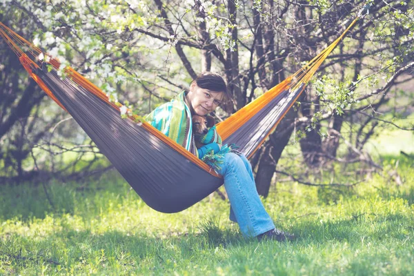 Happy Woman Her Funny Dog Dachshund Relaxing Hammock Green Meadow — Stock Photo, Image