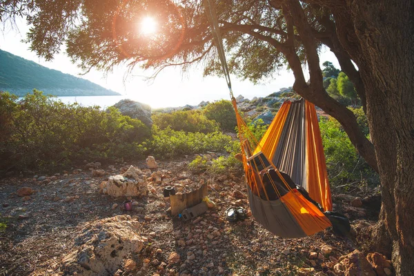 Mujer Viajera Relaja Una Hamaca Una Costa Rocosa Del Mar Imagen de stock