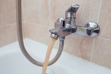 Özel yapı kanalizasyon ile ilgili sorunlar. kirli su akan musluk banyo görünümünü 