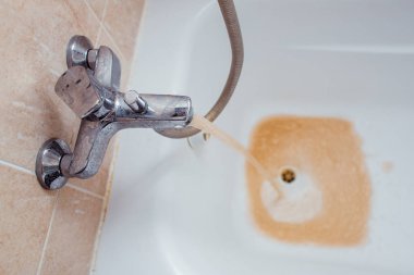 Özel yapı kanalizasyon ile ilgili sorunlar. kirli su akan musluk banyo görünümünü 