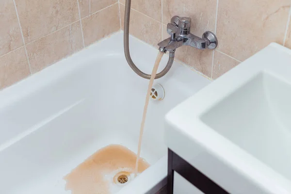 Özel yapı kanalizasyon ile ilgili sorunlar. kirli su akan musluk banyo görünümünü 