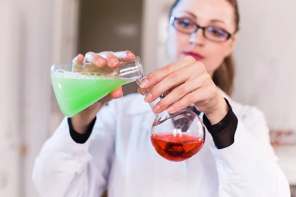 Empleada Femenina Laboratorio Realiza Experimento — Foto de Stock