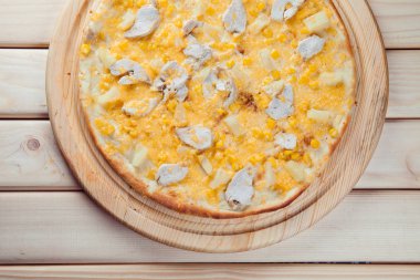 yüksek açılı görünüş ince, yuvarlak iştah açıcı pizza