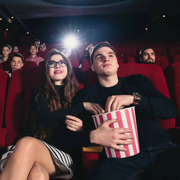 Zakochana Para Flirtuje Kinie Popcorn — Zdjęcie stockowe