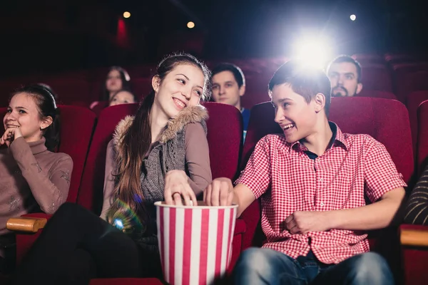 Una Pareja Enamorada Coqueteando Cine Comiendo Palomitas Maíz —  Fotos de Stock