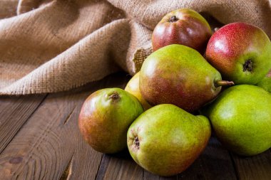 Kırmızı yanaklı armut kurullarında