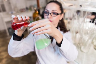 Bir çalışan laboratuvar deney yapar