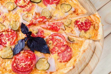 İnce yuvarlak iştah açıcı pizza.