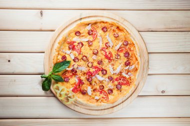 İnce yuvarlak iştah açıcı pizza.