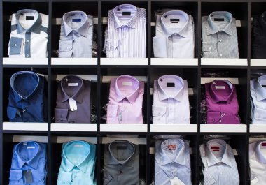 Vitrindeki vitrinde çok renkli erkek gömlekleri.