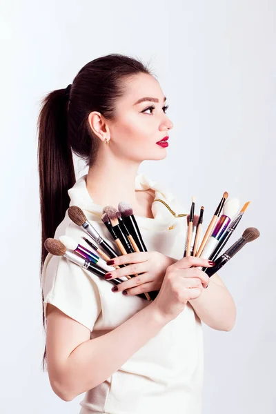 Maquiagem Artista Com Escovas Mão Sobre Fundo Branco — Fotografia de Stock