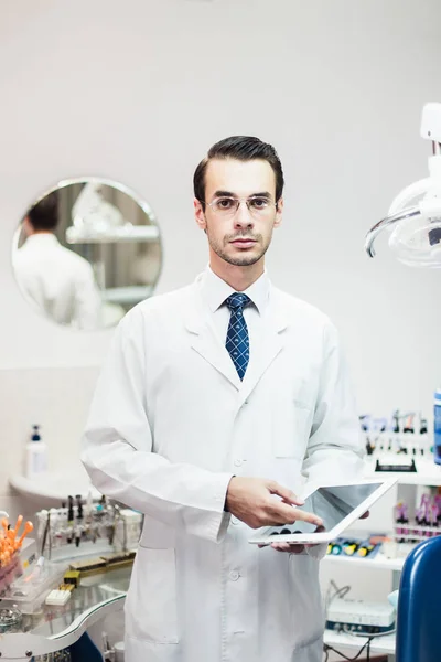 Médico Dentista Gabinete Trabajando Tableta — Foto de Stock