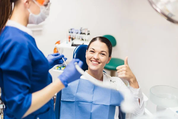 Chica Paciente Sonriendo Silla Del Dentista —  Fotos de Stock