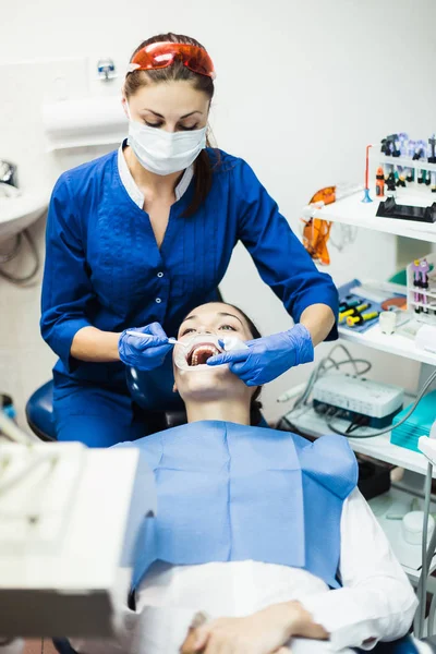 Dentista Sosteniendo Procedimiento Blanqueamiento Dental — Foto de Stock