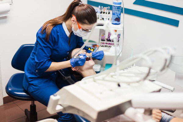 Процедура отбеливания зубов стоматологом
