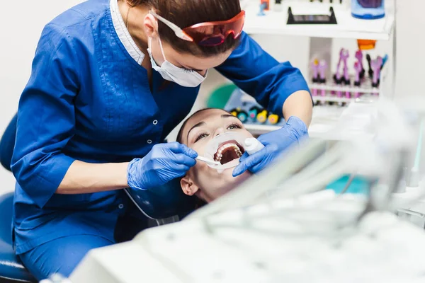Dentista Sosteniendo Procedimiento Blanqueamiento Dental —  Fotos de Stock