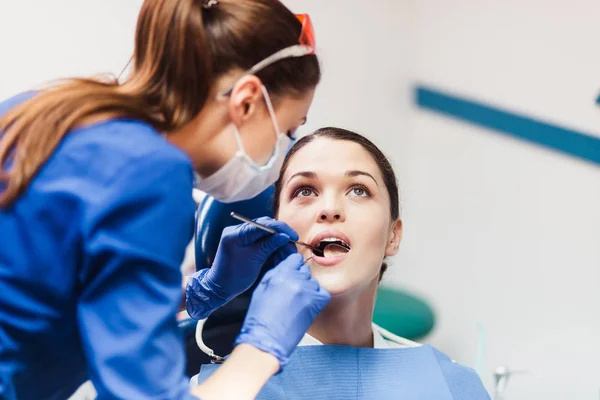Paciente Joven Una Recepción Dentista — Foto de Stock