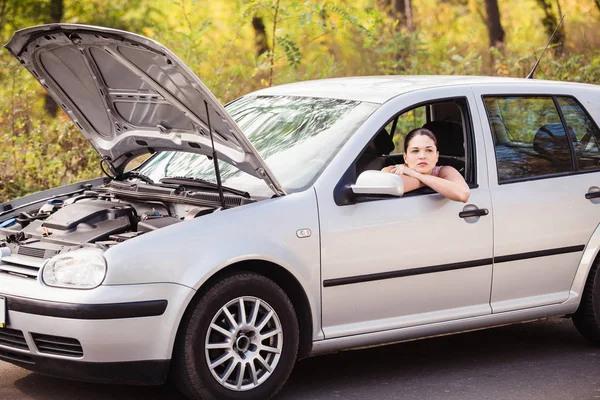 Jovem Espera Por Assistência Perto Seu Carro Que Quebrou — Fotografia de Stock