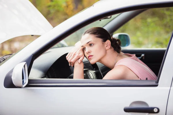 Молодая Женщина Ждет Помощи Возле Своей Машины Которая Сломалась — стоковое фото