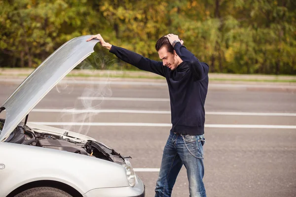 Homem Tenta Reparar Carro Estrada — Fotografia de Stock