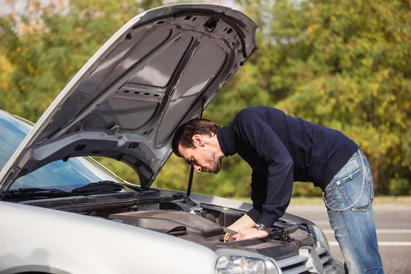 Hombre Trata Reparar Coche Carretera —  Fotos de Stock