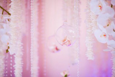 Bir cam şişe taze çiçek. Bir düğün dekorasyon kapatın. Arka plan