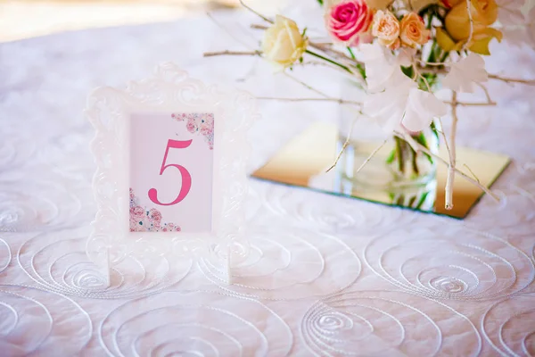 結婚式の装飾 お客様のテーブルの上のパターンのフレームの部屋閉じる — ストック写真
