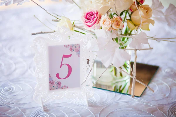 ゲスト テーブルの花の装飾 — ストック写真