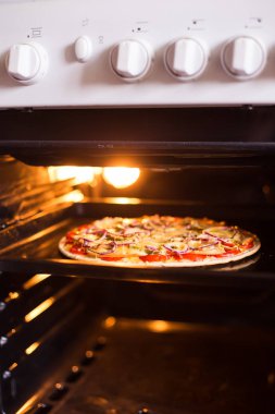 (Close fırında pişirme pizza)