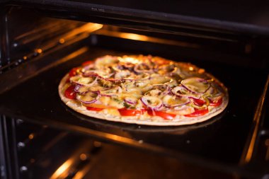 (Close fırında pişirme pizza)