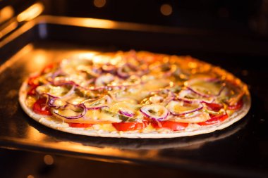 (Close fırında pişirme pizza)