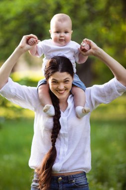 Anne doğanın ellerinde küçük bir oğul tutuyor. Çocukla yürü..