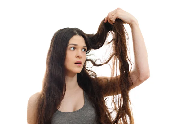 Mujer joven con problemas de cabello. Fondo blanco — Foto de Stock